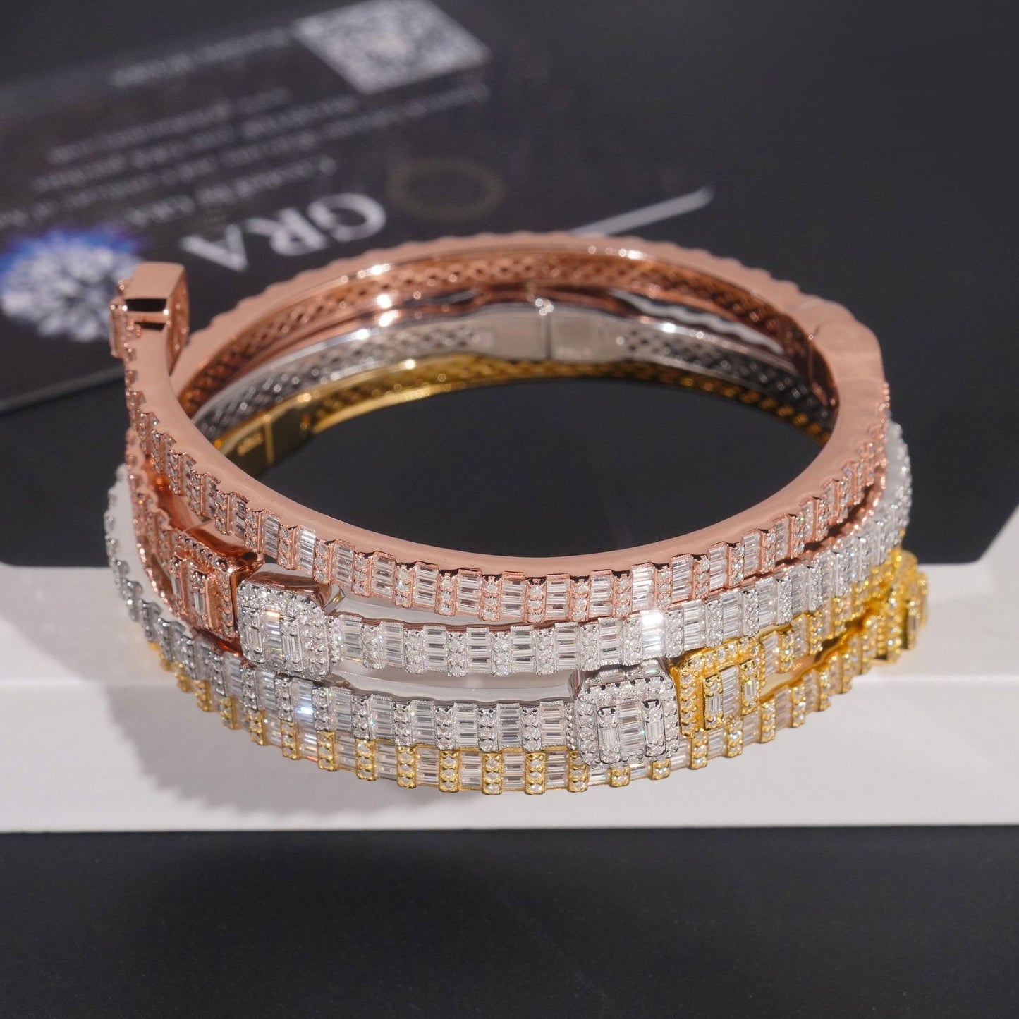 Vivid bangle bracelet