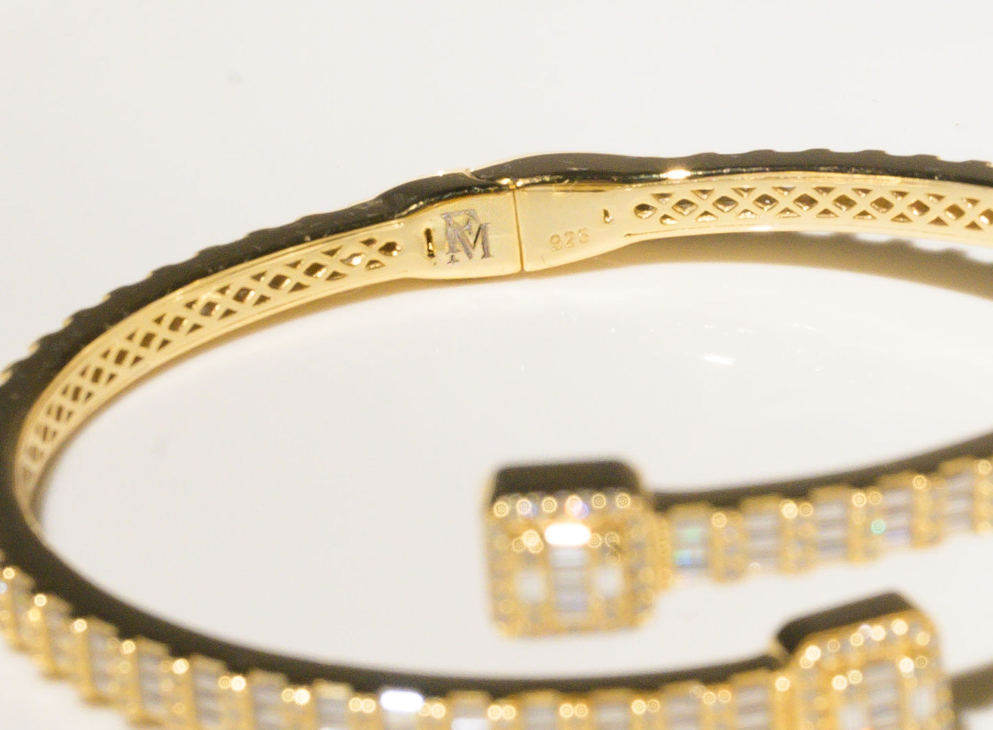 Vivid bangle bracelet
